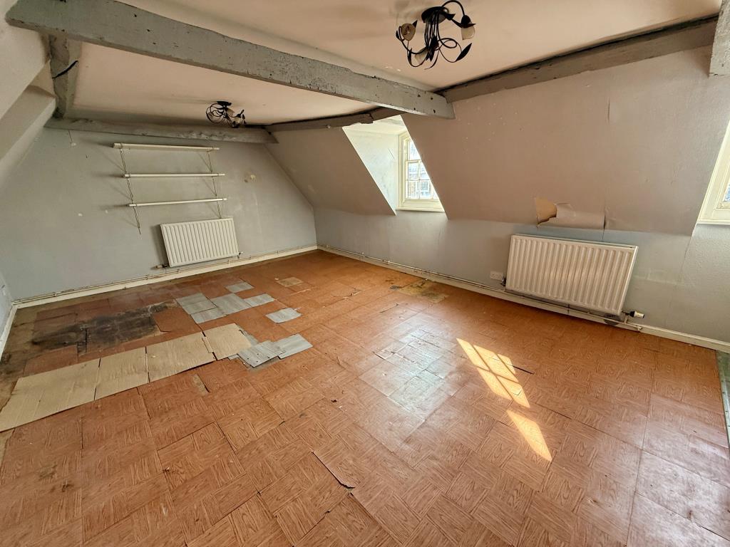 Lot: 161 - TWO-BEDROOM FLAT FOR IMPROVEMENT - Living room